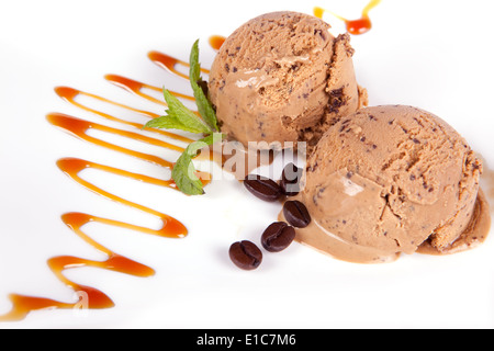 Boules de glace au café avec sauce au caramel Banque D'Images