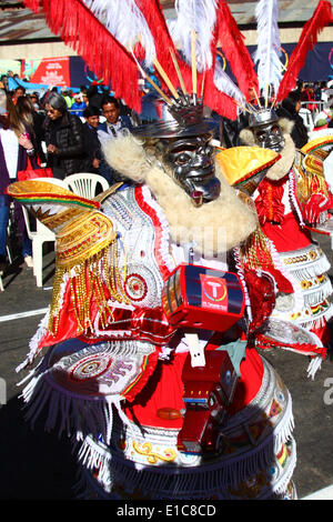 La Paz, Bolivie. 30 mai 2014. Un danseur de morenada tient un hochet sous la forme d'une cabine de téléphérique / gondole lors de la cérémonie d'inauguration du nouveau système de téléphérique Red Line reliant la Paz et El Alto. Crédit : James Brunker / Alamy Live News Banque D'Images