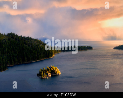 Tempête avec pluie sur Emerald Bay et Fannette Island. Lac Tahoe, en Californie. Banque D'Images