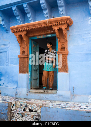 L'Inde, Rajasthan, Jodhpur, jeune femme d'entrée de propriété peint bleu Banque D'Images