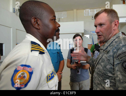 Le Lieutenant-général de l'armée américaine P.K. 'Ken' Keen, commandant de la Force opérationnelle interarmées en Haïti, visites cité de Soleil Chef de police Rosemond Azistude Banque D'Images