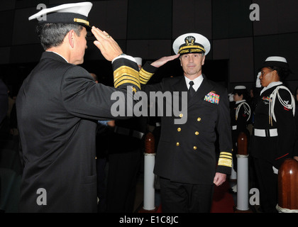 La Marine américaine Vice Adm. Harry B. Harris, gauche, rend honneur à Vice Adm. Bruce W. Clingan pendant la cérémonie de passation de commandement Banque D'Images