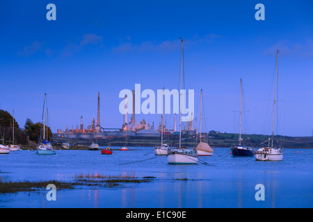 Baie d'angle Pembrokeshire Wales Pembroke avec Rhoscrowther Raffinerie Valero Milford Haven en arrière-plan d'eau au crépuscule Banque D'Images