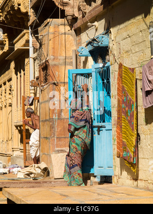 L'Inde, Rajasthan, Jaisalmer, les résidents sur les terrasses des maisons backstreet nouvellement restauré Banque D'Images