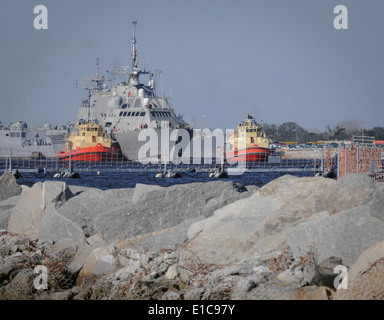 100216-N-1522S-007 MAYPORT, Floride (fév. 16, 2010), USS Freedom (LCS 1), la première marine navire de combat naval littoral quitte Stati Banque D'Images