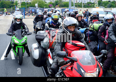 Douglas, île de Man). 30 mai, 2014. Les amateurs de motocyclisme arrivant pour le TT 2014. Le festival comprend une semaine d'épreuves de qualification suivie d'une semaine de course fermé sur la voie publique. Credit : Daisy Corlett/Alamy Live News Banque D'Images