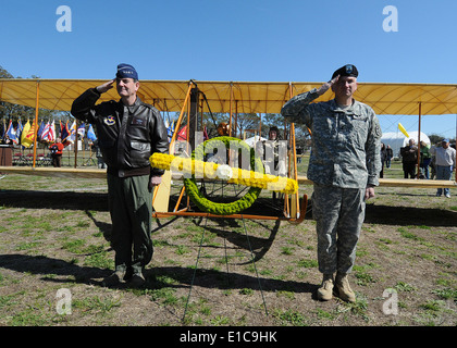 Ft Sam Houston, TX, 2 Mar 10 : saluant après dépôt d'une couronne à l'occasion du 100e anniversaire de l'aviation sont Miliitary U.S. Air Banque D'Images