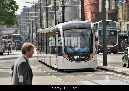 Edinburgh, Ecosse, Royaume-Uni. 30 mai 2014. Après 6 ans de construction, la ligne de tramway par Édimbourg seront ouvertes au public. Les trams circulent de l'aéroport de York Place. Edinburgh, Ecosse, Royaume-Uni. Crédit : Andrew Steven Graham/Alamy Live News Banque D'Images