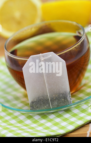 Appuyé contre un sachet de thé tasse de thé Banque D'Images