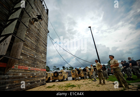 Un cadet de l'Armée de l'air Pensacola programme ROTC Junior rappels vers le bas d'une tour, le 18 juillet 2012 à Hurlburt Field, en Floride, la tour Banque D'Images