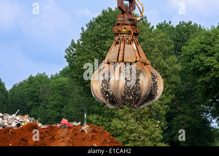 Grappin grue de quai saisissant La ferraille recyclée au terminal d'exportation de recyclage dans le port de Gand, Belgique Banque D'Images