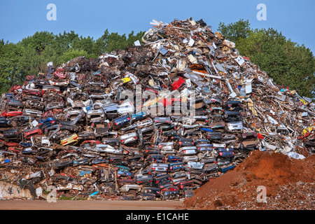 Voitures empilées pour recyclage en ferraille à junkyard Banque D'Images