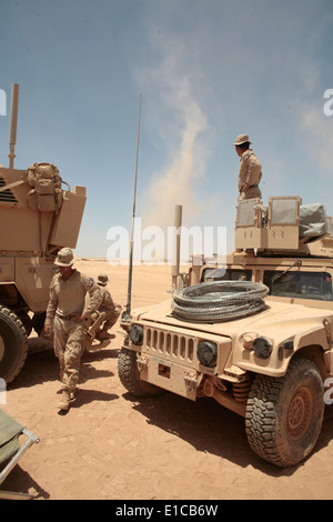 Les Marines américains avec 1er Bataillon, 5e Régiment de Marines, l'équipe de combat régimentaire, 3 2e brigade expéditionnaire de Marines regarder un petit Banque D'Images