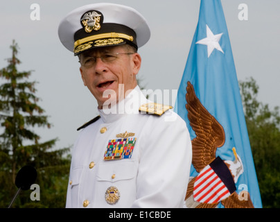 Le SMA de la Marine américaine. Mike Mullen, chef d'état-major interarmées, prend la parole lors d'une cérémonie de passation de commandement à la U.S. Europ Banque D'Images