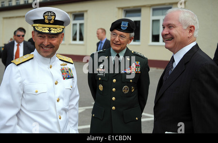 De gauche, U.S. Navy Adm. James Stavridis, nouveau commandant de l'EUCOM (Commandement européen des États-Unis) ; le Général John Craddock, de l'Armée de l'ou Banque D'Images