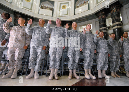 Les membres du service américain de réciter le serment de devenir des citoyens au cours d'une cérémonie de naturalisation au palais Al Faw à Bagdad, l'Iraq, Banque D'Images