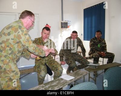 Officier de l'armée australienne Rod McAuliffe, un aumônier avec le soutien de la Force 9, 17e Bataillon Combat Service Support Brigade, admi Banque D'Images