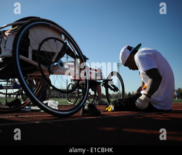 Le sergent du Corps des Marines des États-Unis. Anthony McDaniel fixe son fauteuil roulant lors de la voie à la pratique 2013 All-Marine l'équipe des Jeux de guerrier tr Banque D'Images