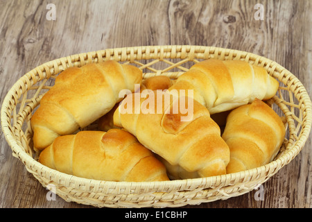 Croissants au beurre panier à pain Banque D'Images