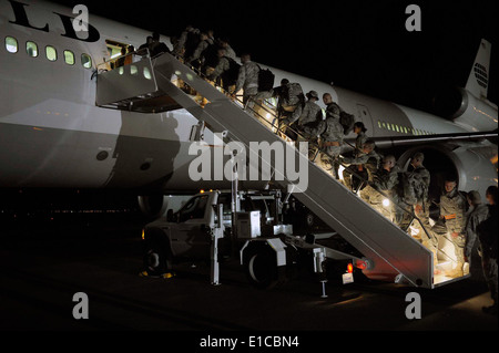 Les aviateurs américains avec la 28e Bomb Wing bord d'un avion à l'Ellsworth Air Force Base, S.D., le 18 juillet 2009. Les aviateurs sont deployin Banque D'Images