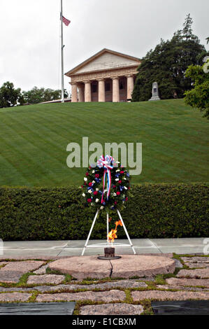 Une couronne au président la tombe de John F. Kennedy à l'anniversaire de sa naissance au cimetière national d'Arlington, le 29 mai 2014 à Arlington, en Virginie. Banque D'Images