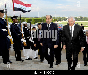 Le secrétaire à la Défense Robert M. Gates, à droite, les escortes le Premier ministre irakien Nouri al-Maliki dans le Pentagone le 23 juillet 2009, à c Banque D'Images