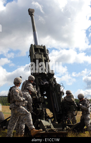 Des soldats américains mesurer la hauteur maximale d'un obusier tracté M-777 durant la mise en service sur la zone d'entraînement Grafenwoehr en Allemagne Banque D'Images