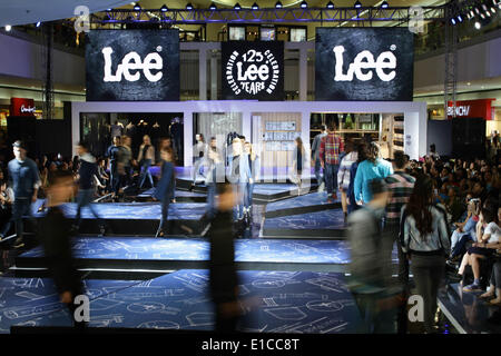 Présenter les modèles les oeuvres de Lee durant son 125e an fête dans la semaine de la mode des Philippines a tenu à la SM Mall of Asia Pasay City, Manille le 30 mai 2014. Lee, le premier détaillant et fabricant de vêtements en denim, continue de célébrer ses 125 ans d'artisanat exquis superbe jeans. Le Merriam, Kansas company a été la conception de jeans plus adapté pour les gens passionnés qui travaillent dans le monde entier. (Photo par Mark Cristino/Pacific Press) Banque D'Images