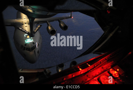 Un U.S. Air Force C-17A Globemaster III avec le 729e Escadron de transport aérien se prépare à recevoir le combustible dans un KC-135R Stratot Banque D'Images