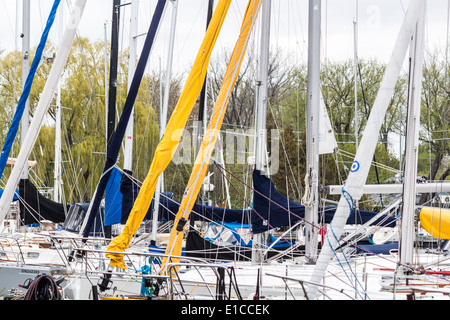 Congestion des voiliers à quai au Queen's City Yacht Club sur Ward's Island sur Isands de Toronto. Banque D'Images
