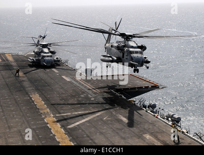 Un Corps des Marines américains CH-53E Super Stallion helicopter affectés à l'Escadron d'hélicoptère moyen maritime (HMM) 165 décolle de l' Banque D'Images
