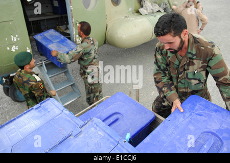 Les soldats de l'Armée nationale afghane décharger des bulletins d'une ANA Air Corps (ANAAC) Mi-17 Hip à l'avant B d'exploitation Banque D'Images