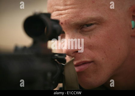 Corps des Marines des États-Unis Le Cpl. Joshua Martin attractions touristiques à avec un fusil M-4 au cours d'une distance inconnue de l'entraînement à l'Em Banque D'Images