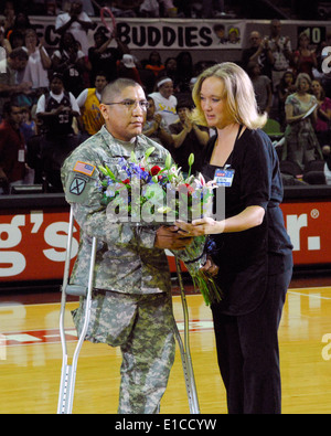 La CPS de l'armée américaine. Lawrence Guerro reçoit des fleurs tout en étant honoré lors d'un San Antonio Silver Stars WNBA match de basket-ball Août. Banque D'Images