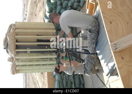 Circuit de l'armée américaine. Alysha Gleason et le Sgt. Tchad Ervin conduite d'entretien sur une station radar à la base d'opérations avancée Delta, l'Iraq, Banque D'Images