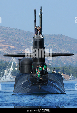 L'Ohio-classe de sous-marins lance-missiles USS Alabama (SSGN 729) arrive pour une visite de routine dans le port de Souda, Grèce, le 25 août Banque D'Images