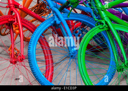 Trois roues de bicyclette colorés. Banque D'Images