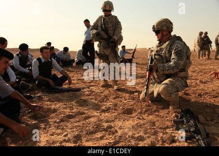 La 1ère Armée américaine, le Lieutenant Carl Yeaney avec 218e Compagnie de Police militaire à Fort Campbell, Ky., demande à des policiers irakiens sur la façon dont t Banque D'Images