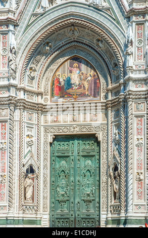 Porte de Bronze et les mosaïques de la cathédrale de Florence Banque D'Images