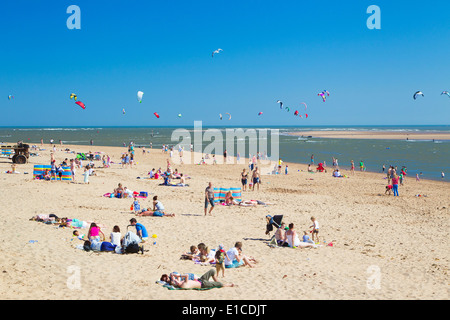 Le kitesurf à l'été dans l'estuaire de la rivière Exe à Exmouth dans le Devon, UK Banque D'Images