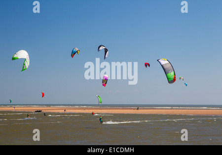 Le kitesurf à l'été dans l'estuaire de la rivière Exe à Exmouth dans le Devon, UK Banque D'Images