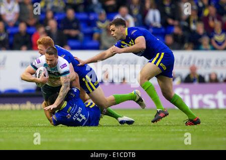 Warrington, Royaume-Uni. 30 mai, 2014. Warrinton centre loups Ryan Atkins en action lors de la Super League match de rugby entre Warrington Wolves et Leeds Rhinos du stade Halliwell Jones. Credit : Action Plus Sport/Alamy Live News Banque D'Images