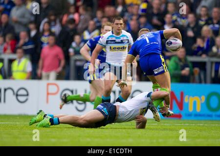 Warrington, Royaume-Uni. 30 mai, 2014. Warrington Wolves fullback Matty Russell en action lors de la Super League match de rugby entre Warrington Wolves et Leeds Rhinos du stade Halliwell Jones. Credit : Action Plus Sport/Alamy Live News Banque D'Images