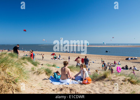 Le kitesurf à l'été dans l'estuaire de la rivière Exe à Exmouth dans le Devon, UK Banque D'Images