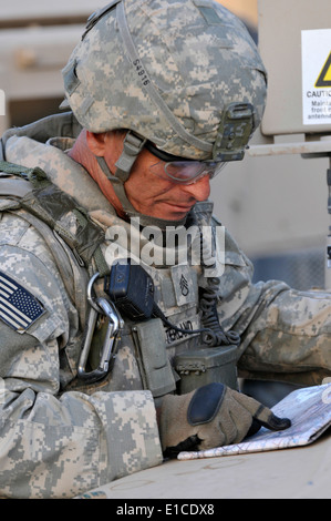 Un soldat américain avec 2e Peloton, Troupe Alpha, 1er Bataillon, 150e Escadron de reconnaissance blindé, 30e Brigade lourde lutte contre la T Banque D'Images