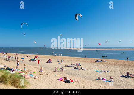 Le kitesurf à l'été dans l'estuaire de la rivière Exe à Exmouth dans le Devon, UK Banque D'Images
