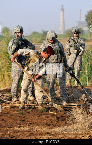 Des soldats américains avec 2e Peloton, Troupe Alpha, 1er Bataillon, 150e Escadron de reconnaissance blindé, 30e Brigade Combat lourd Te Banque D'Images