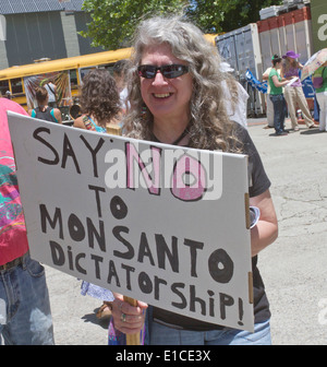 Asheville, Caroline du Nord, USA - Le 24 mai 2014 : femme d'âge moyen avec un panneau qui dit "DITES NON à la dictature de Monsanto !' Banque D'Images