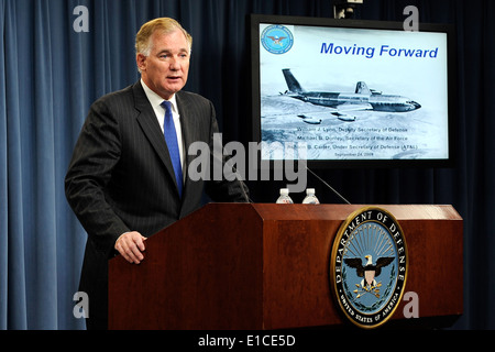 Le Secrétaire adjoint à la Défense William Lynn parle avec des membres de la presse à propos de l'US Air Force KC-X programme pétrolier d'antenne Banque D'Images