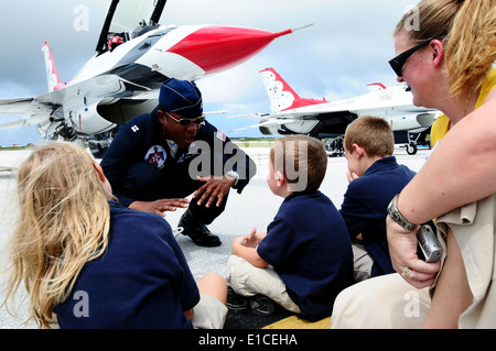 Le capitaine de l'US Air Force Jason McCree, un officier des affaires publiques avec l'Armée de l'Air Escadron de démonstration aérienne ?Thunderbirds, ? Sp Banque D'Images